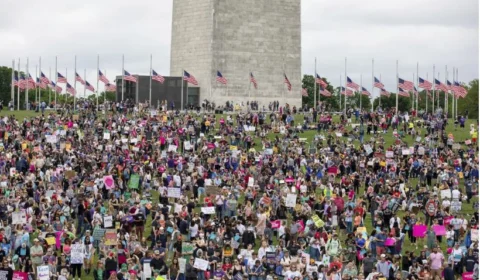 Americanos tomam as ruas em protesto contra possível derrubada do direito ao aborto, nos EUA