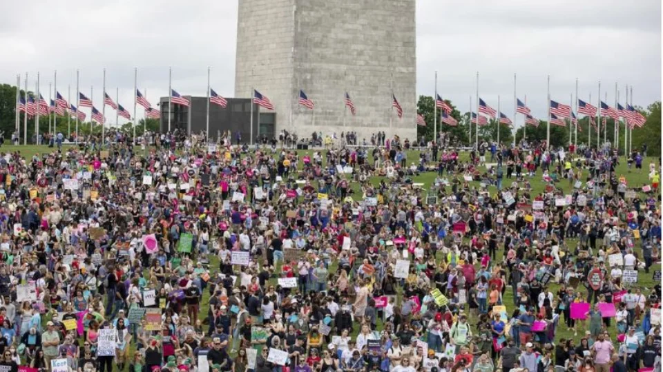 Americanos tomam as ruas em protesto contra possível derrubada do direito ao aborto, nos EUA