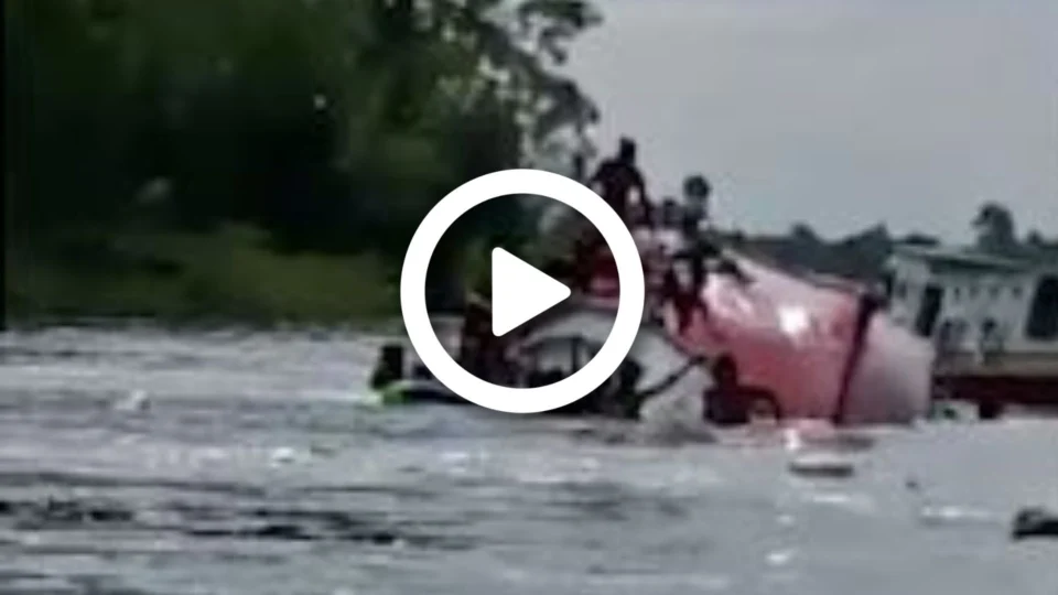 VÍDEO: veja o momento dos resgates de 25 pessoas que estavam a bordo de embarcação que naufragou no Pará