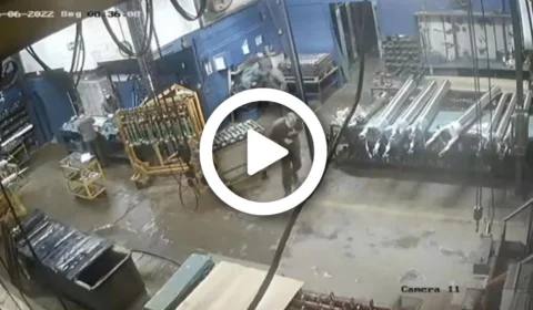 VÍDEO: chefe mata funcionário por tomar café fora do horário estipulado, em Porto Alegre