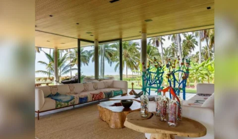 Casa de praia no litoral de Alagoas chama atenção por decoração com arte popular; veja fotos