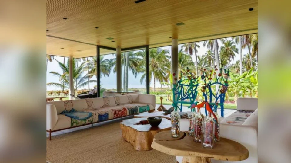 Casa de praia no litoral de Alagoas chama atenção por decoração com arte popular; veja fotos