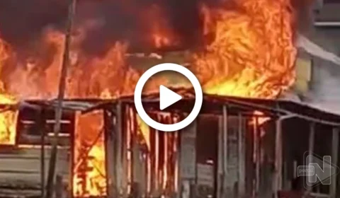 VÍDEO: incêndio destrói casa e deixa família desabrigada no Centro de Manacapuru-AM
