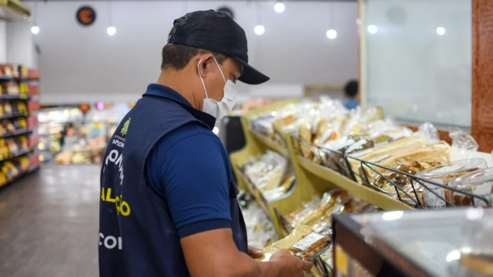 Mais de 30 Kg de produtos em condições inadequadas são recolhidos pelo Procon-AM