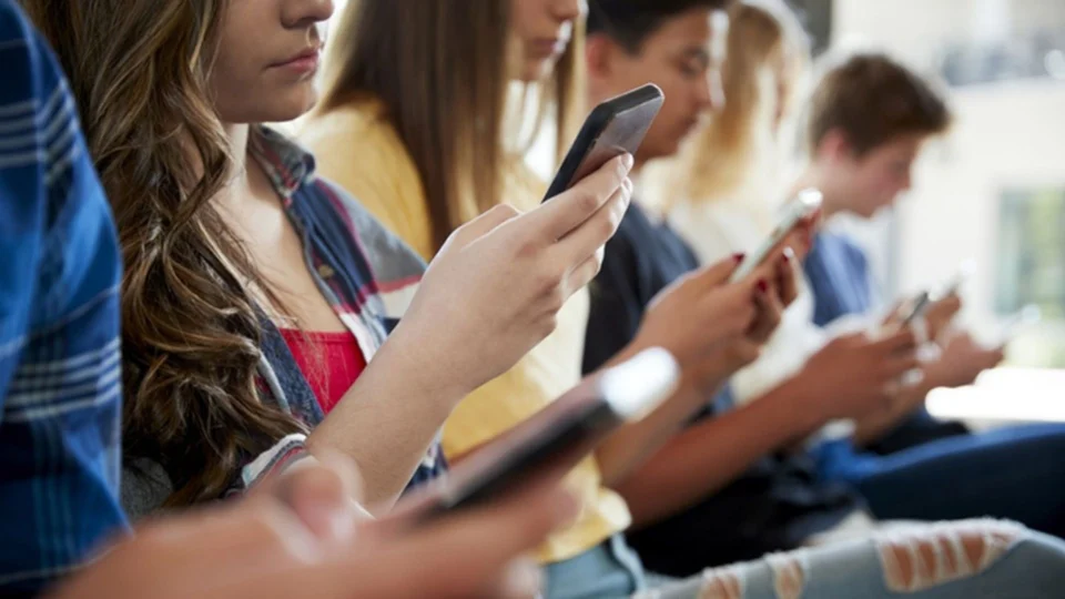Uso excessivo de redes sociais pode causar intoxicação social, alerta especialista