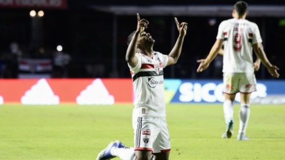 São Paulo sofre mas vence Cuiabá de virada por 2 a 1 e encosta na ponta do Brasileirão