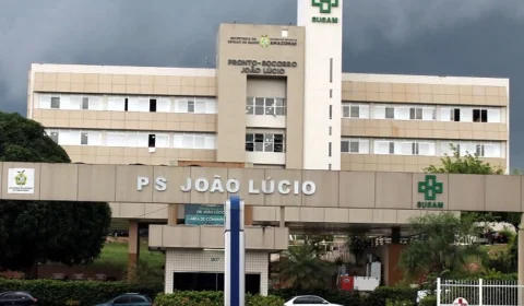Mulher morre em hospital após grave acidente entre carro e moto em Manaus