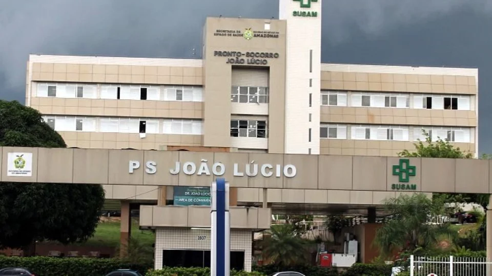 Mulher morre em hospital após grave acidente entre carro e moto em Manaus