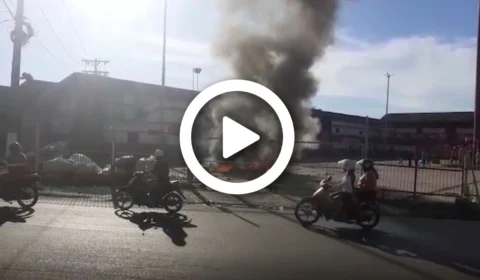 VÍDEO: ‘Kaçauerés’ protestam em frente ao curral do Boi Garantido, em Parintins