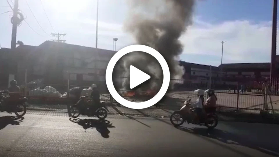 VÍDEO: ‘Kaçauerés’ protestam em frente ao curral do Boi Garantido, em Parintins