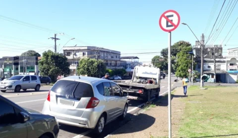 Veículos são removidos por estacionamento irregular nas zonas Sul e Centro-Sul de Manaus