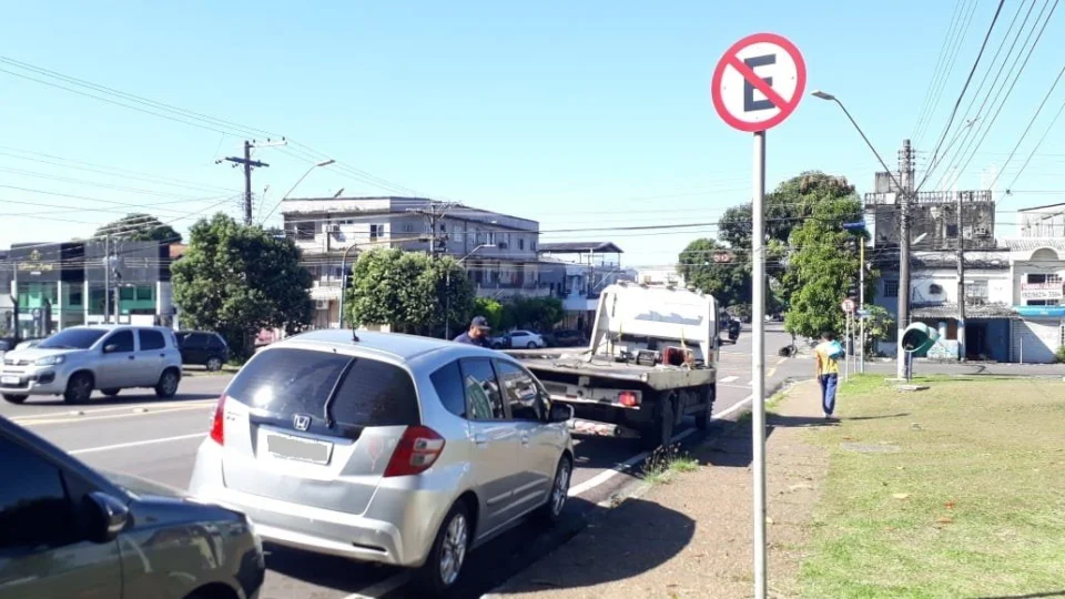 Veículos são removidos por estacionamento irregular nas zonas Sul e Centro-Sul de Manaus