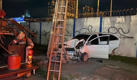 Adolescente colide carro com poste e fica preso às ferragens, em Manaus