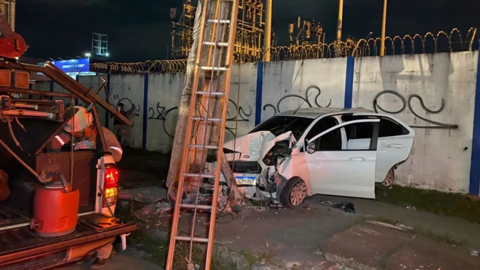 Adolescente colide carro com poste e fica preso às ferragens, em Manaus