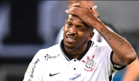 Centroavante Jô troca jogo e treino do Corinthians por roda de samba e é demitido do clube
