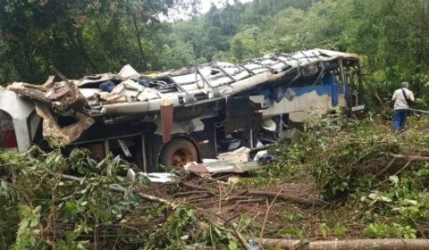 Ônibus cai em ribanceira e deixa 11 mortos e 20 feridos no Paraná