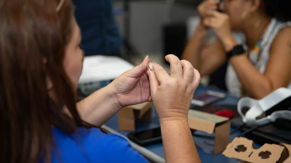 Em Manaus, professores de Cmei aprendem a fabricar óculos de realidade virtual