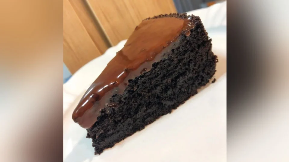 RECEITA FÁCIL: aprenda a fazer bolo de chocolate com 3 ingredientes