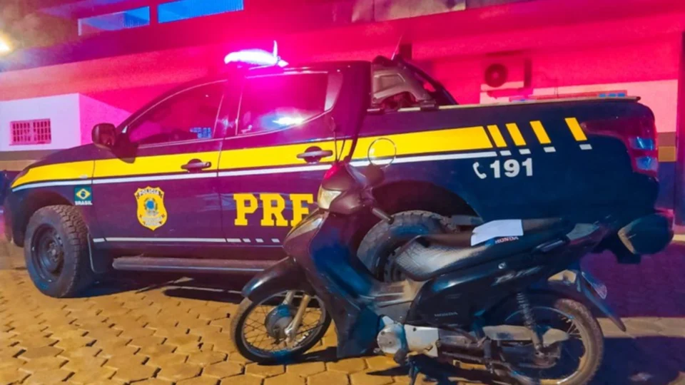 PRF prende homem dirigindo sem habilitação e com moto adulterada na BR-230, em Humaitá-AM