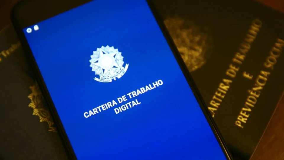 Brasil cria 328 mil empregos com carteira assinada em fevereiro, aponta Caged