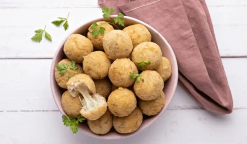 RECEITA FÁCIL: aprenda a fazer bolinho de arroz com queijo