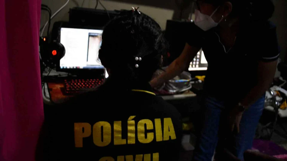 Homem de 26 anos é preso suspeito de compartilhar e armazenar pornografia infantil, em Manaus