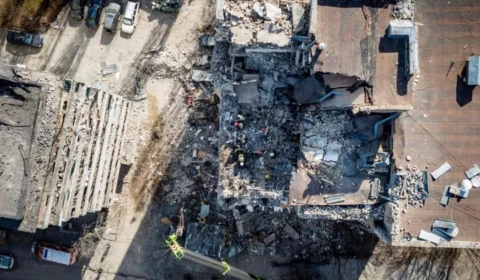 Escola que abrigava 400 pessoas em Mariupol é bombardeada pela Rússia