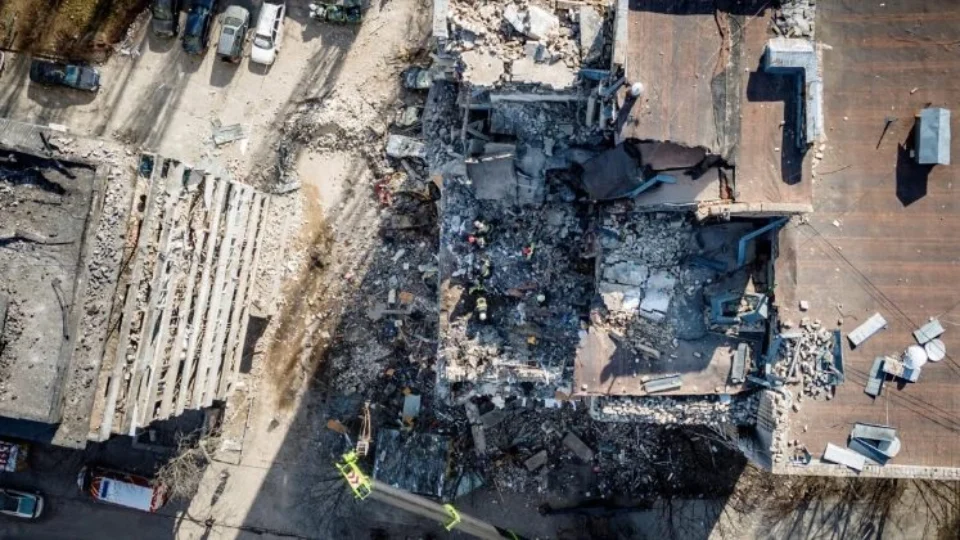 Escola que abrigava 400 pessoas em Mariupol é bombardeada pela Rússia