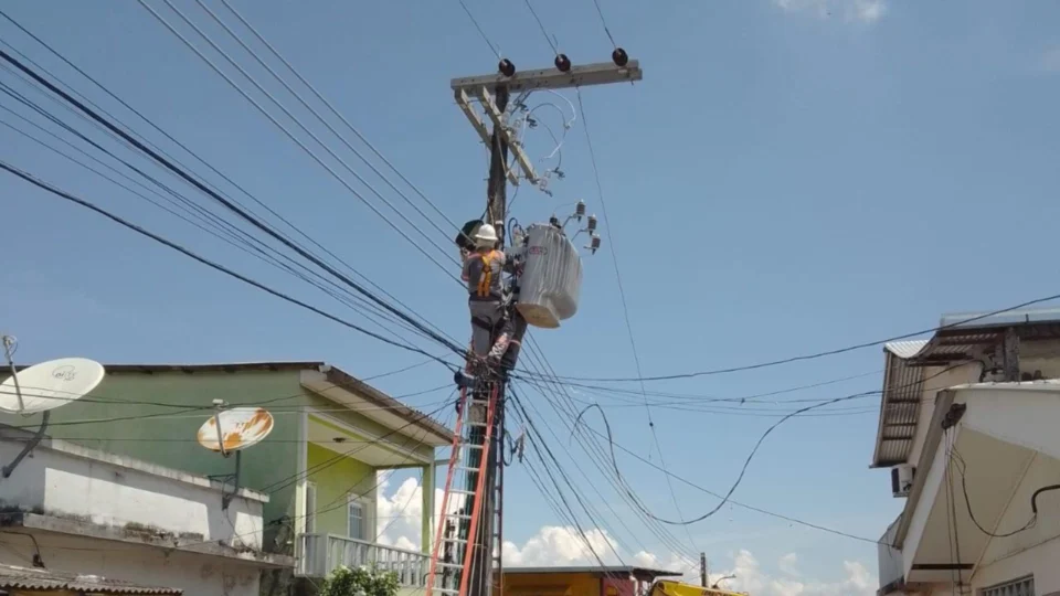 Lei determina que empresas de energia retirem fios não utilizados de postes no AM