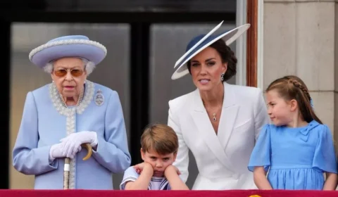 Rainha Elizabeth II sente mal-estar em desfile do Jubileu de Platina, em Londres
