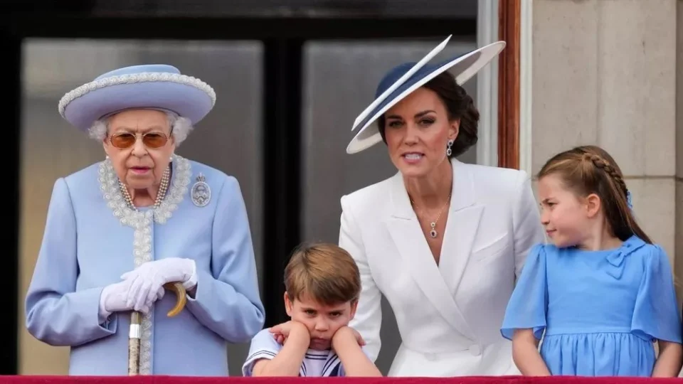 Rainha Elizabeth II sente mal-estar em desfile do Jubileu de Platina, em Londres