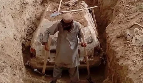 Após 21 anos, carro de líder do Talibã é desenterrado no Afeganistão
