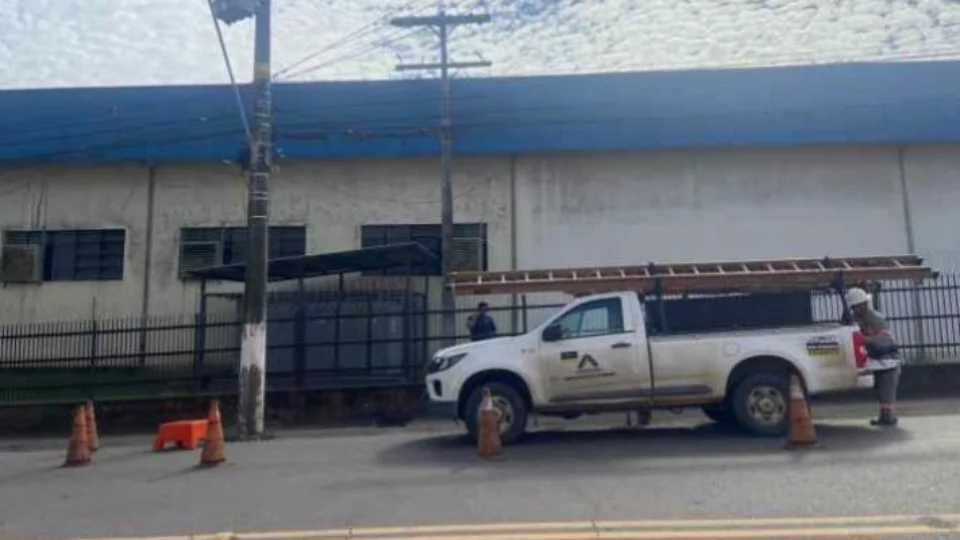 Fábricas são flagradas desviando energia elétrica em Manaus