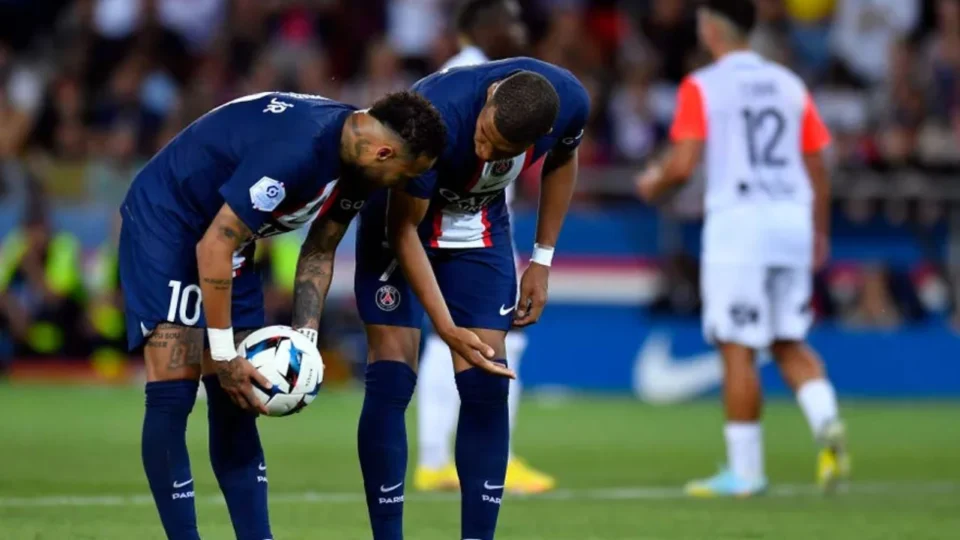 Neymar e Mbappé se reúnem com diretor do PSG após desentendimento por cobrança de pênaltis