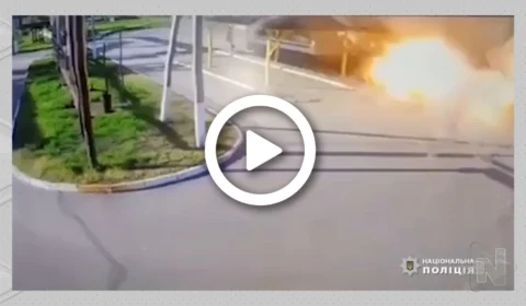 VÍDEO: dez pessoas morrem e vinte ficam feridas após bombardeio russo atingir ponto de ônibus na Ucrânia