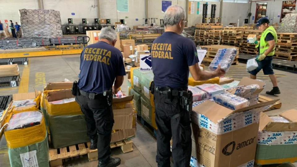 Em Manaus, Receita Federal apreende mais de R$ 1,2 milhão em mercadorias irregulares; veja fotos