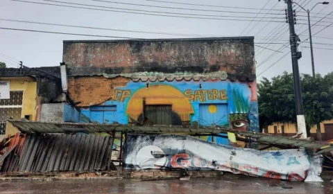 Marquise de prédio desaba durante forte chuva no Centro de Maués, no Amazonas