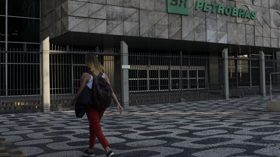 Ações da Petrobras se recuperam após queda de 5% nesta segunda-feira