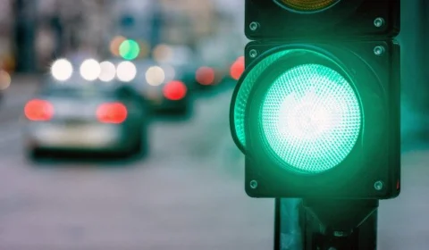 Rio de Janeiro terá semáforos inteligentes e postes com Wi-Fi 6E para melhorar o trânsito na cidade