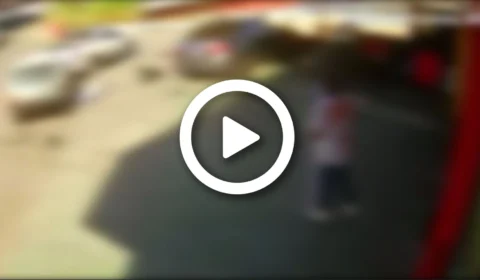 VÍDEO: idosa perde controle de veículo e atropela três pessoas na calçada em Belo Horizonte