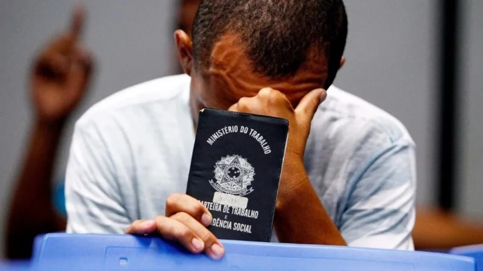 Lei que obriga empresas cancelarem multa para consumidor desempregado é sancionada no AM