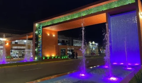 Nova entrada de cidade em SP vira piada ao ser comparada com fachada de ‘motel’