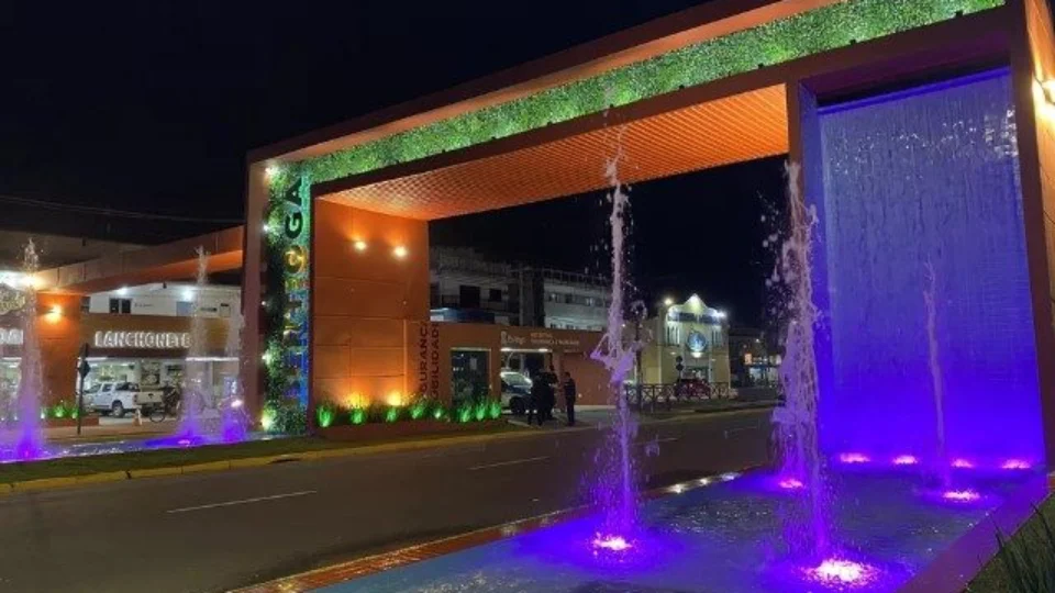 Nova entrada de cidade em SP vira piada ao ser comparada com fachada de ‘motel’
