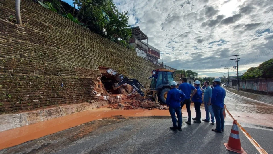 Vazamento de adutora no Santo Antônio afeta fornecimento de água em Manaus
