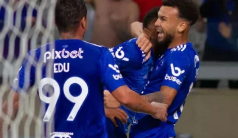Cruzeiro vence CRB por 2 a 0, espanta fantasma de não vencer adversário e dispara na ponta do Brasileiro da Série B