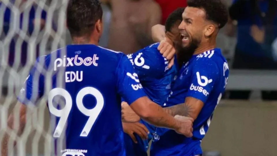 Cruzeiro vence CRB por 2 a 0, espanta fantasma de não vencer adversário e dispara na ponta do Brasileiro da Série B