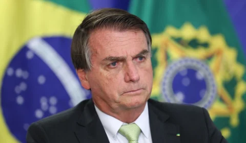 Bolsonaro recebe alta e deixa hospital após ser internado com dores abdominais