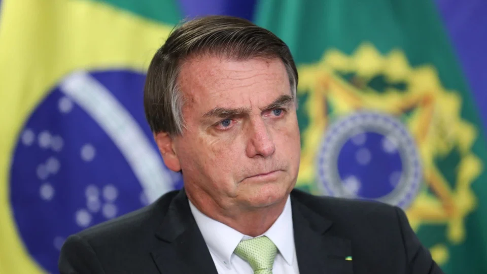 Bolsonaro recebe alta e deixa hospital após ser internado com dores abdominais