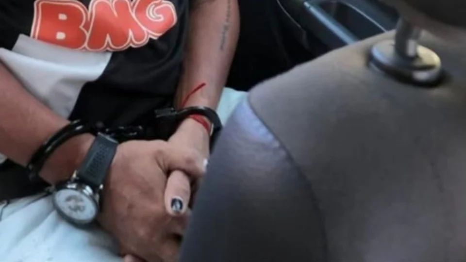 Homem é preso após cobrar pix de adolescente para não divulgar fotos íntimas, em Manaus