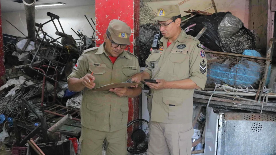 Cinco estabelecimentos são interditados por venda irregular de sucata em Manaus